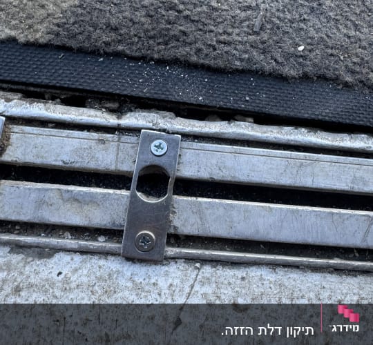 תושבת מתכת עם ברגים על רצפה